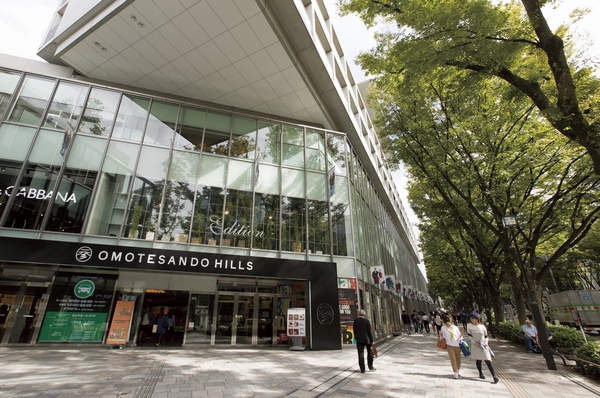 Omotesando Hills (about 2.3km) is the core presence of Omotesando. Go to holiday in yamatane museum traces the museum Street (about 420m) and the Nezu Institute of Fine Arts (about 1.5km), The way back, dinner at the Omotesando neighborhood on its feet. It is the local charm of such art stroll to enjoy