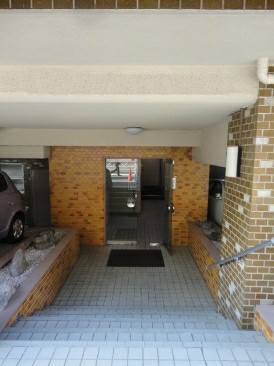Entrance. Your life for your peace of mind in the janitor's resident