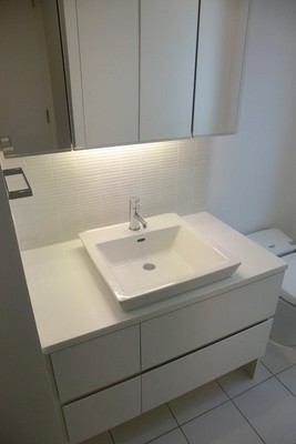 Washroom. Independent wash basin
