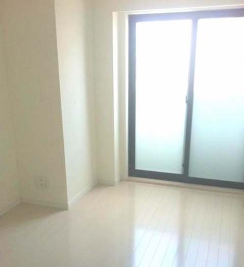 Living and room. Popular white flooring ☆ 