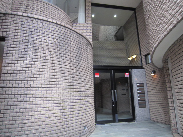 Entrance. With auto-lock entrance