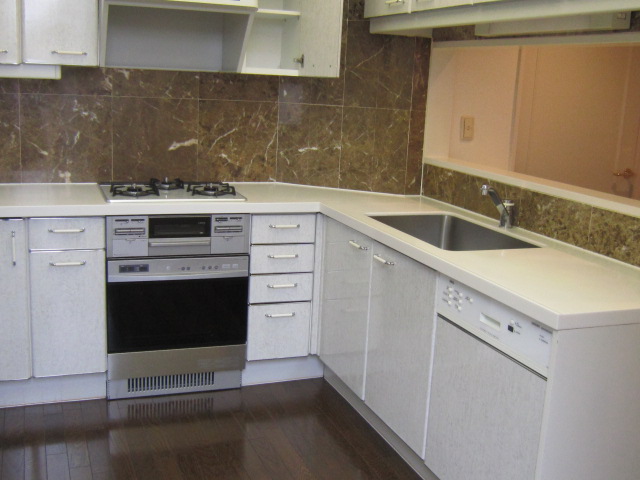 Kitchen. Easy-to-use kitchen in the U-shaped