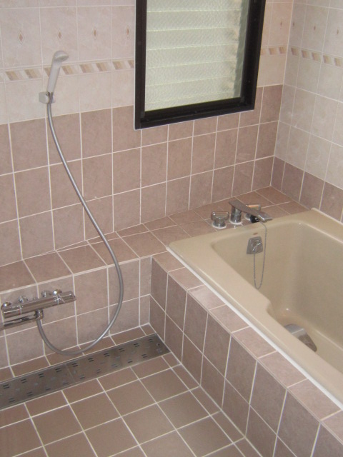 Bath. Bright bathroom with window
