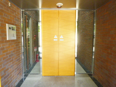 Entrance. Auto with lock