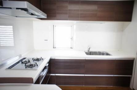 Kitchen. L-shaped kitchen ・ 3-burner stove