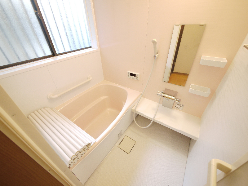 Bath. Safety considerations have been the bathroom glad add 炊 with function also attached handrail ☆