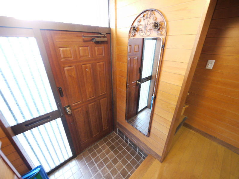 Entrance. With convenient mirror in grooming check before going out ☆