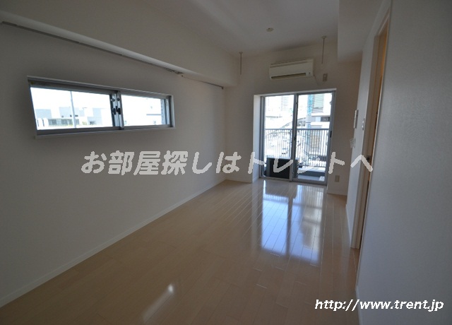 Living and room. Is a reference photograph of the same building the sixth floor of the 1R (another type).