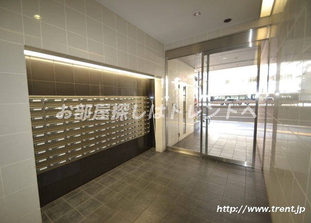Entrance. E-mail BOX ・ Courier BOX