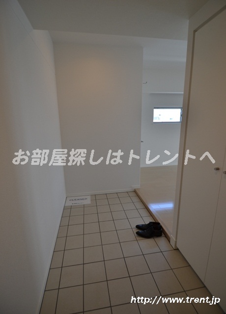 Entrance. Is a reference photograph of the same building the sixth floor of the 1R (another type).