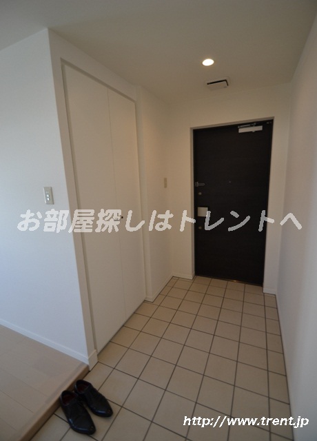 Entrance. Is a reference photograph of the same building the sixth floor of the 1R (another type).