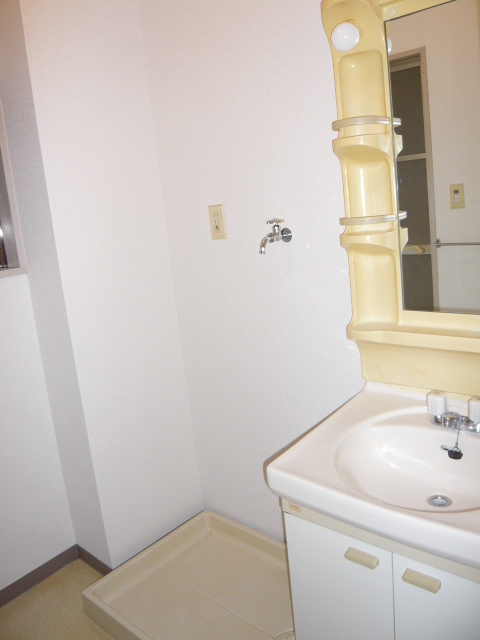 Washroom. ☆ The apartment is located in 2 Station 2-wire available good location ☆