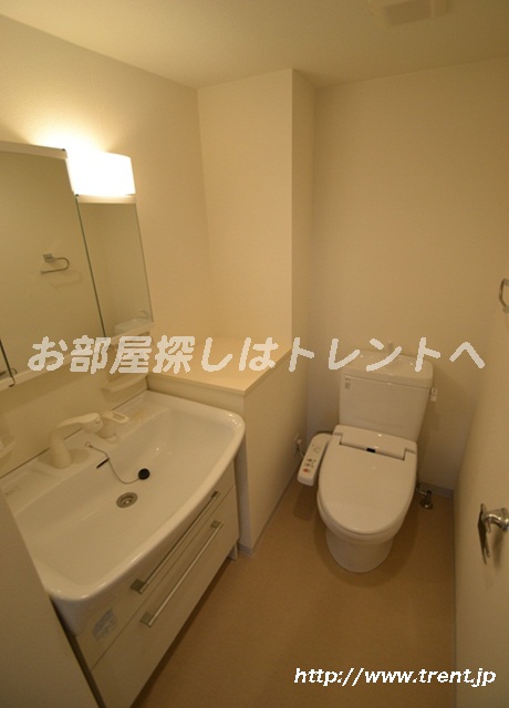 Toilet. We are using a photo of the room of 1DK type of the same building. As a reference