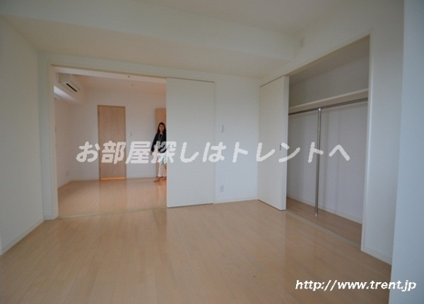 Living and room. We are using a photo of the room of 1DK type of the same building. As a reference