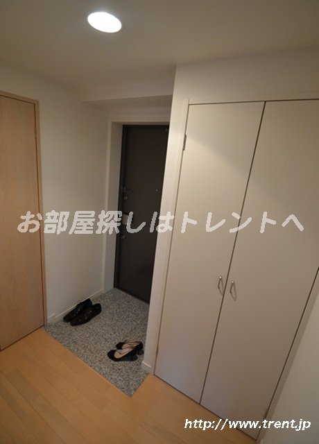 Entrance. We are using a photo of the room of 1DK type of the same building. As a reference