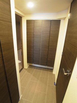 Entrance. Abundant storage space around the front door
