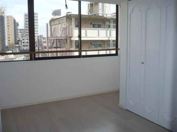 Other room space. South-facing Western-style (inverted type)