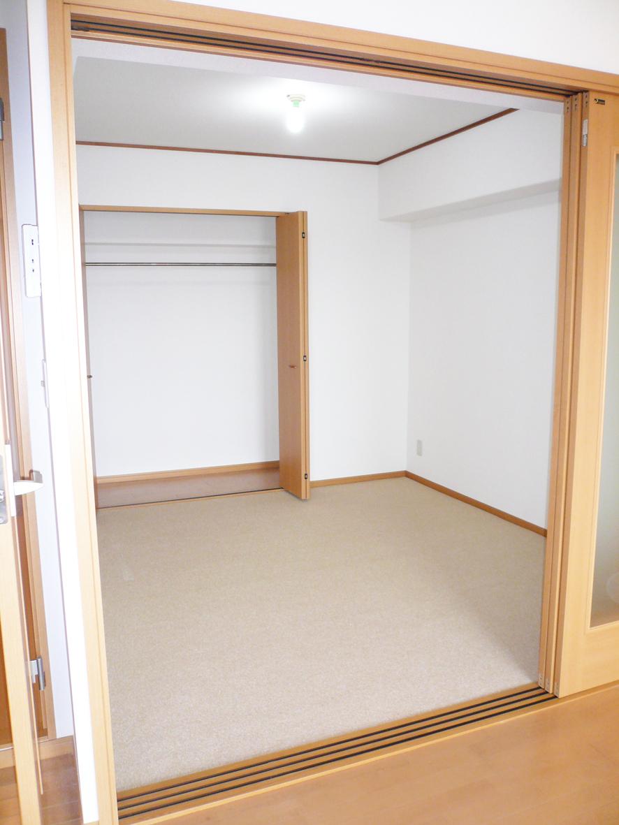 Non-living room. Western-style room is 5.5 tatami. We become semi-transparent glass partition (April 2008) Shooting