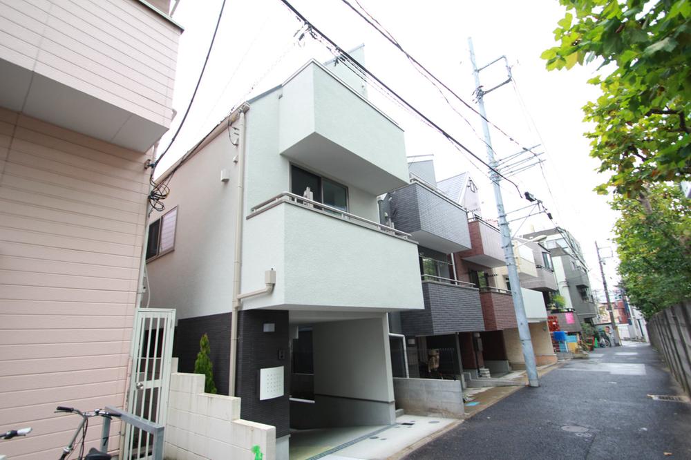 Local photos, including front road. Front road is refreshing