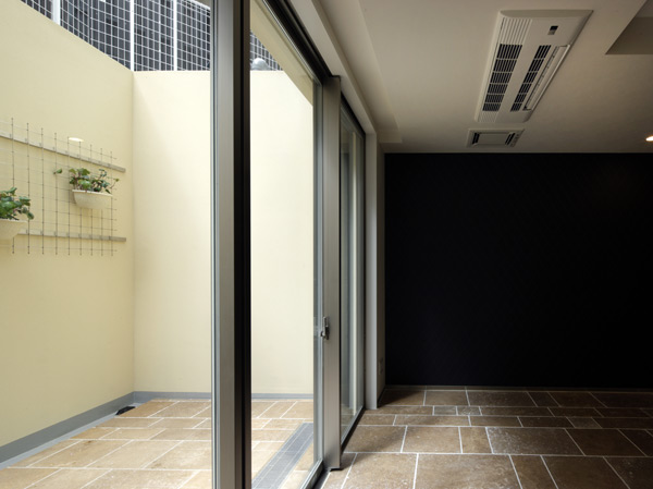 Living.  [C type ・ LDK] LDK of about 22.9 tatami south, Is about 8.8 tatami terrace and space with a sense of unity and open the open sash. Bright basement sun shine in. (Already sale)