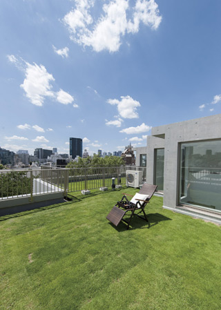 balcony ・ terrace ・ Private garden.  [G type Roof Garden] Dazzling lawn of green and blue sky. Dynamic scenery, Unrivaled view of the spread can be expected to luxury roof garden. (Already sale)