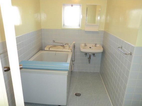 Bath. The bathroom is spread with reheating function