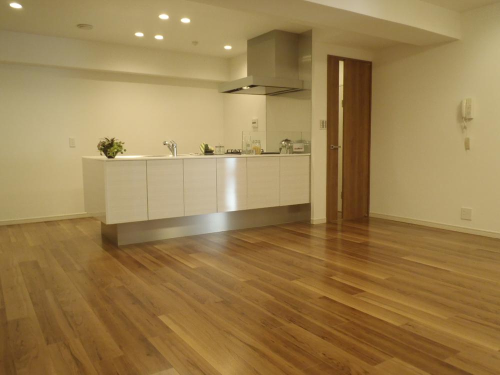 Living. There is an open kitchen 20 quires of LDK Indoor Video published in