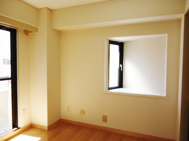 Other. Western-style with a bay window