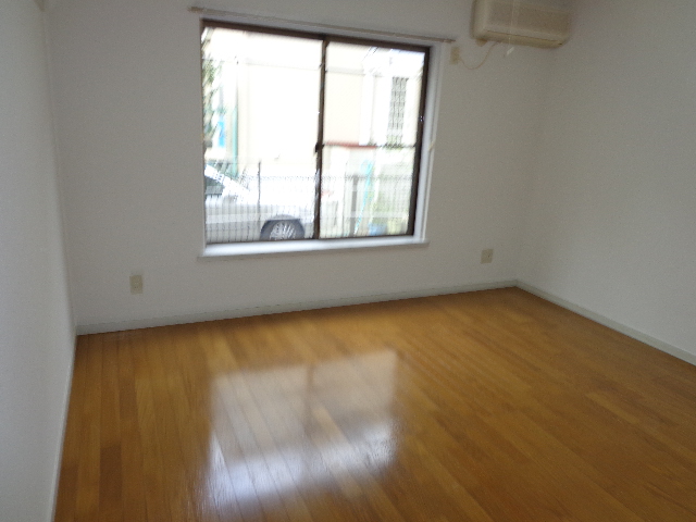 Living and room. Spacious flooring 8 pledge