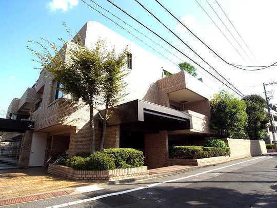 Local appearance photo. appearance Low-rise apartment is located at the apex of the Yoyogi 5-chome