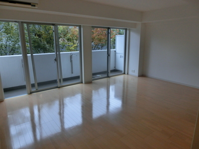 Living and room. Trees planted in the courtyard ・ Green vista