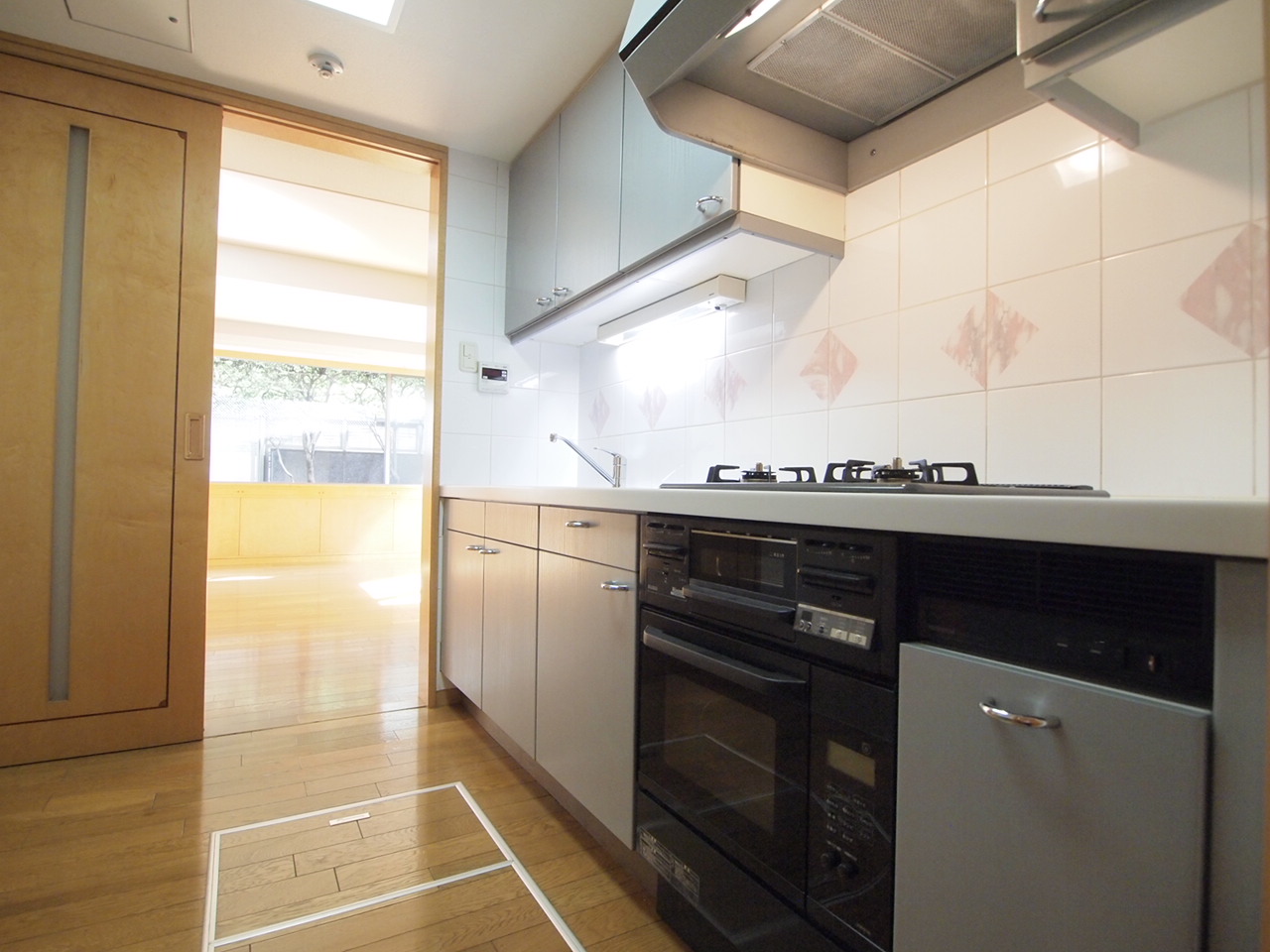 Kitchen. Stand-alone kitchen: spacious kitchen is attractive