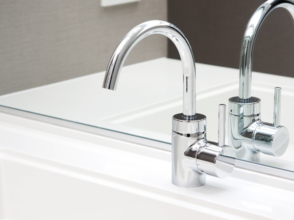 Bathing-wash room.  [Single lever faucet] It has adopted a single-lever faucet of stylish design to vanity. Graceful swan-neck form is accompanied by a refinement in vanity of space. (Same specifications)