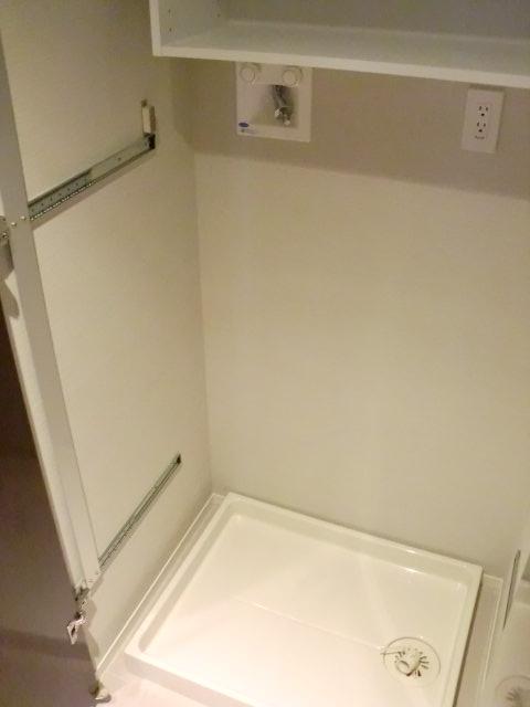 Wash basin, toilet. Indoor (January 2013) Shooting Washing machine in the room