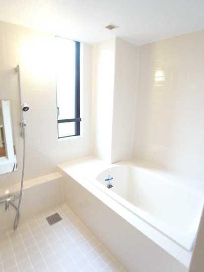 Bathroom. Reheating function of the bathroom is bright and is equipped with a window.