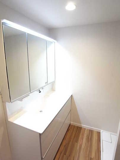 Wash basin, toilet. It is vanity triple mirror.