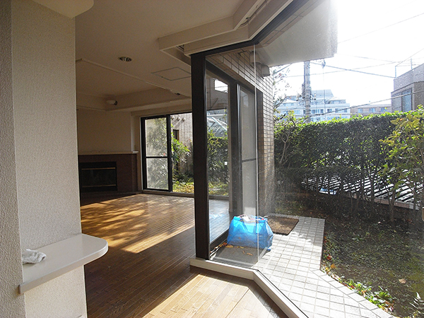Living and room. It feels widely in glass
