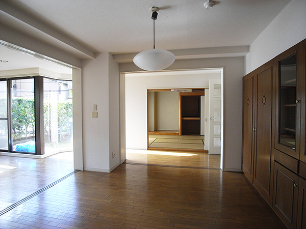 Living and room. Tsukamatsukireru dining with sliding door