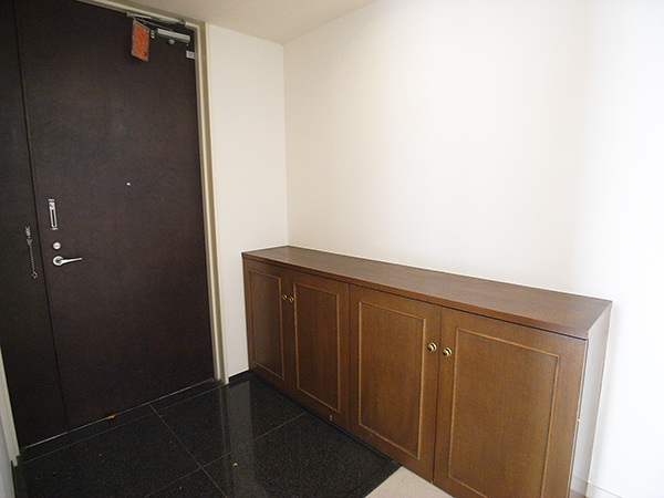 Entrance. Also spacious entrance