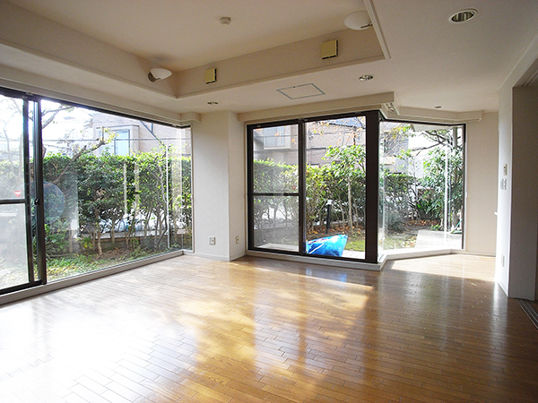 Living and room. South living