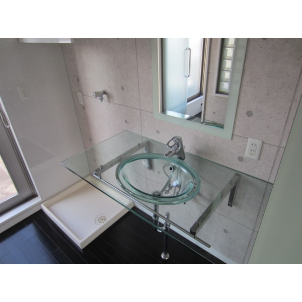 Washroom. 4th floor washbasin