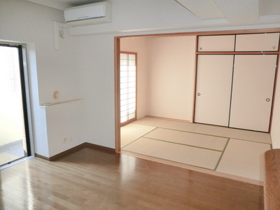 Living and room. Bright room to plug sunlight
