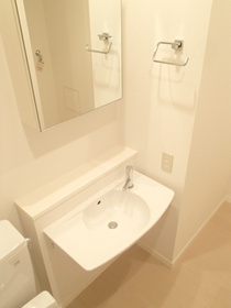Washroom. Storage rack ・ Independent wash basin of a large mirror