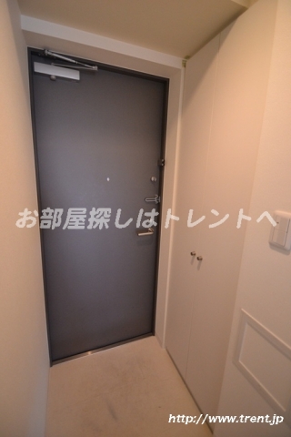 Entrance. Is a reference photograph of the same building 1K type.
