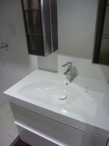Wash basin, toilet. Hidekazu Sangubashi Residence