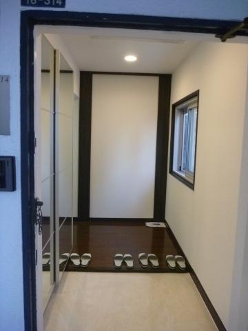 Entrance. Hidekazu Sangubashi Residence