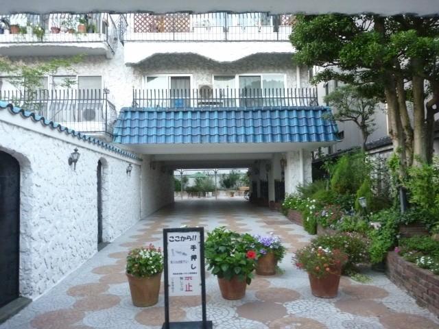 Entrance. Hidekazu Sangubashi Residence