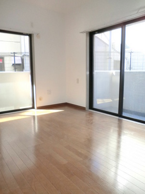 Living and room. Bright two-plane daylight 6.3 tatami flooring of Western-style