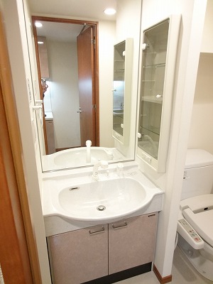 Washroom. Wash basin equipped independent! !