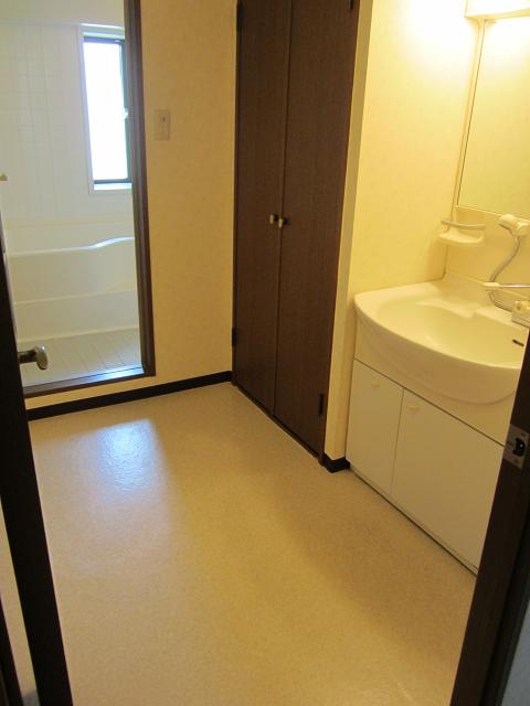 Washroom. Independent washroom. Spacious